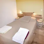 Lovely Home In Saint Hilaire D'Ozilha 度假居